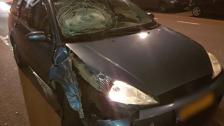 Een dronken automobilist heeft zaterdagnacht op de Besterdring in Tilburg meerdere geparkeerde auto’s geramd. (Foto: politie Tilburg)
