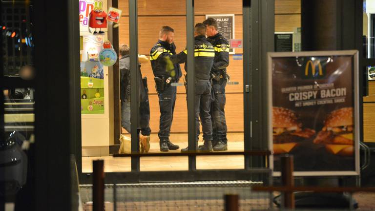 De politie doet onderzoek. (Foto: Perry Roovers)