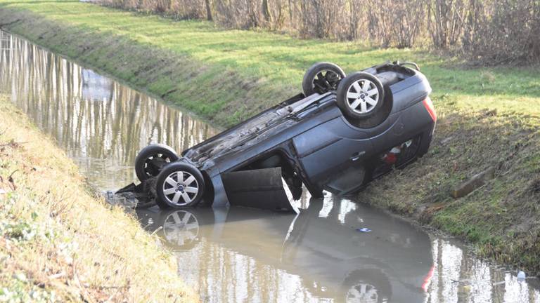 De auto belandde ondersteboven in de sloot (foto: FPMB Joost Korporaal)