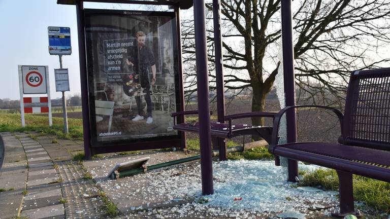 Op de Maasdijk tussen Andel en Giessen zijn opnieuw twee bushokjes totaal vernield. Foto: GinoPress