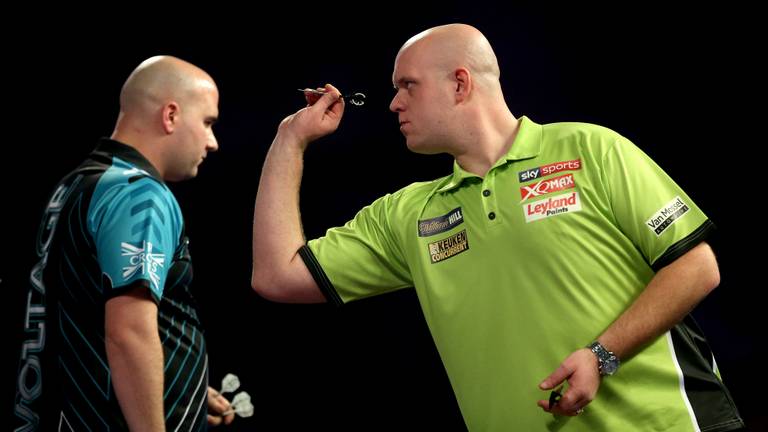 Michael van Gerwen onderuit tegen Rob Cross. (Foto: VI Images)