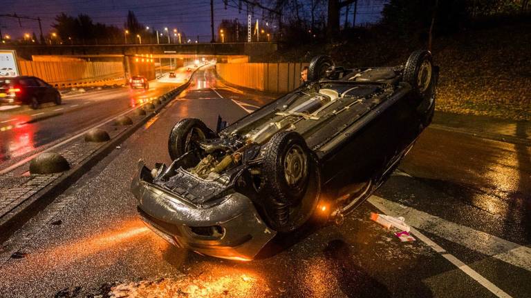 Auto over de kop geslagen (foto: Sem van Rijssel/SQ Vision Mediaprodukties).