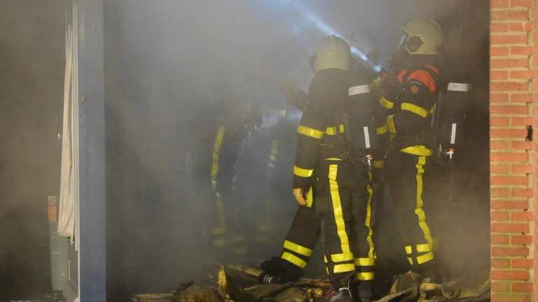 De brand werd rond kwart voor tien gemeld. (Foto: SQ Vision Mediaprodukties)