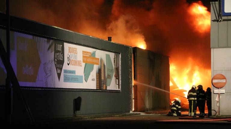 Uitslaande brand op bedrijventerrein in Boxmeer