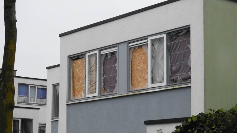 De ramen van woningen sprongen door het explosief (foto: danny van Schijndel).