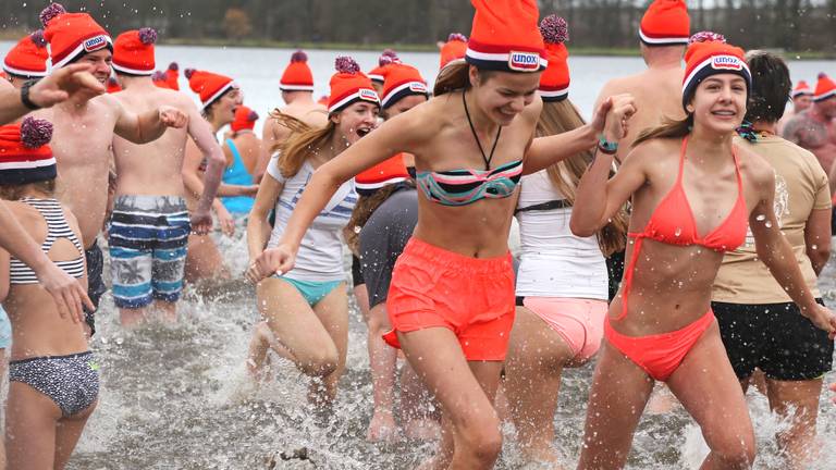 Op 1 januari 2019 gaan weer veel mensen het ijskoude water in. (Foto: Karin Kamp)