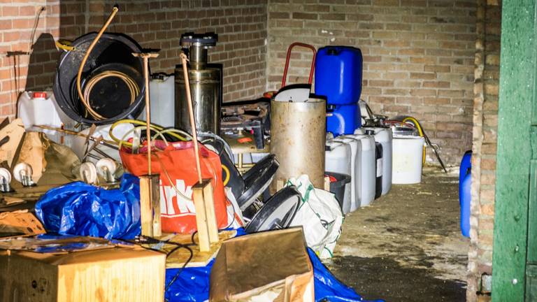 In de garagebox lag onder meer drugsafval (foto: Sem van Rijssel/SQ Vision)