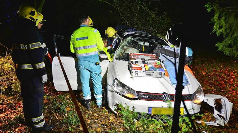 De bijrijder moest uit de auto worden gehaald door hulpdiensten. (Foto: SQ Vision Mediaprodukties)