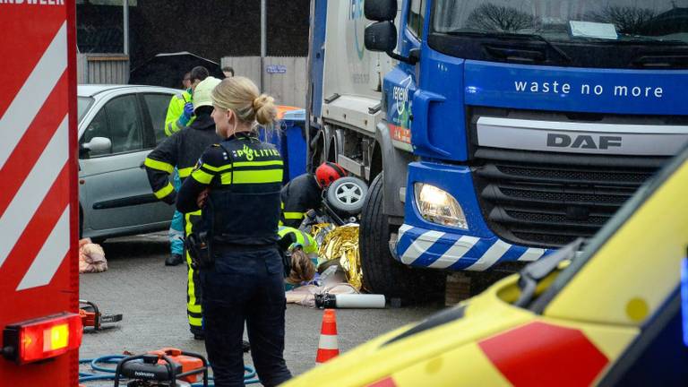 Man in scootmobiel aangereden door vuilniswagen in Goirle