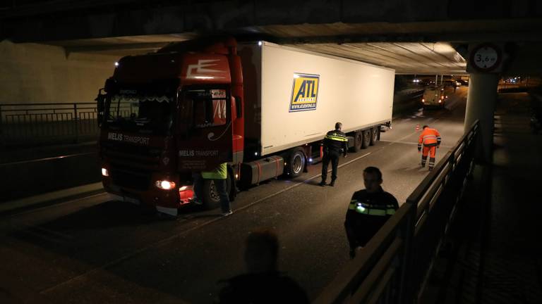 De vrachtwagen die zich vast rijdt. Foto: Erik Haverhals