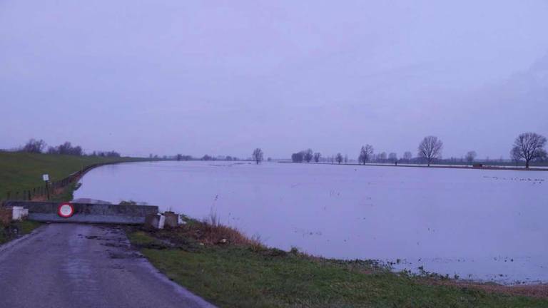 De Zomerdijk is afgesloten. (Foto: FPMB Anja van Beek)