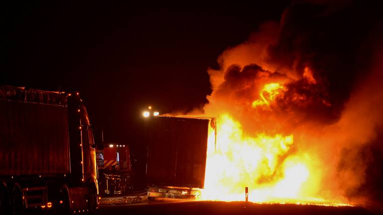 De A4 bij Dinteloord is sinds vrijdagavond afgesloten voor verkeer tussen knooppunt Zoomland en Tholen. Foto: GinoPress.