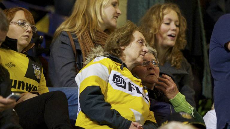 NAC-fans in het Rat Verlegh Stadion. (foto: VI Images)