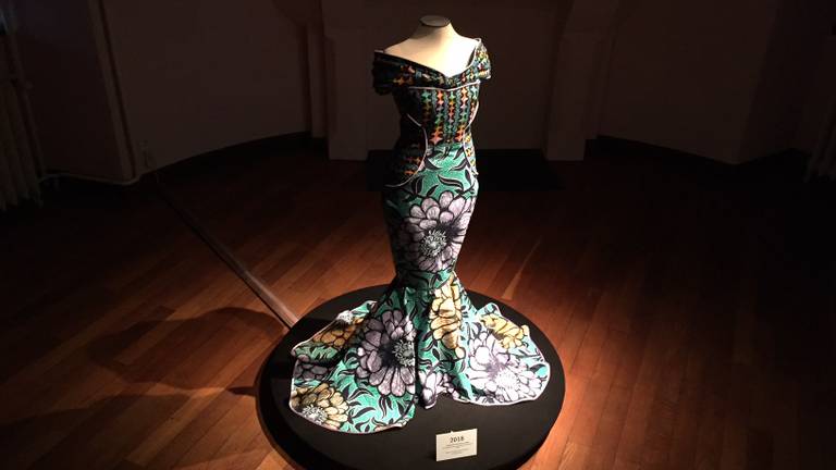De enige jurk op de expositie die nog niet is gedragen is ontworpen met stof van Vlisco