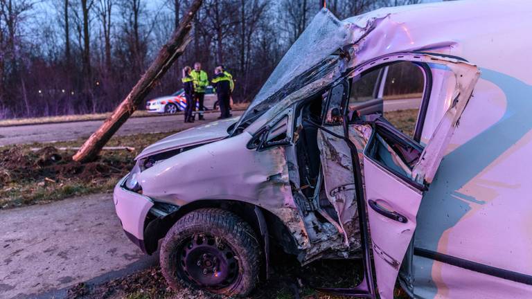 Man zwaargewond na botsing tegen boom (foto:Tom van der Put/SQ Vision Mediaprodukties).