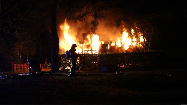 De chalet stond in vuur en vlam. (Foto: AS Media)
