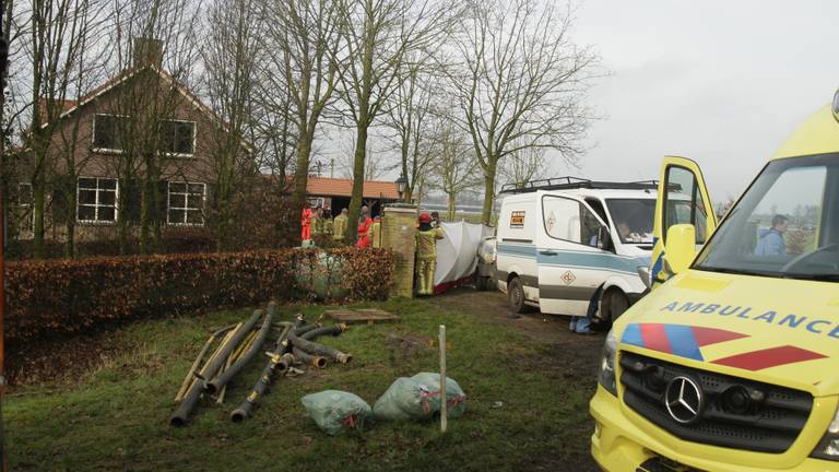 Hulpverleners zijn ter plekke aan de Lagebrugweg in Helenaveen. Foto: Pim Verkoelen
