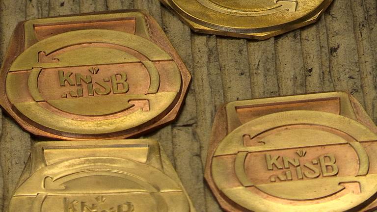 De sportmedailles zijn gemaakt uit gebruikte mobieltjes
