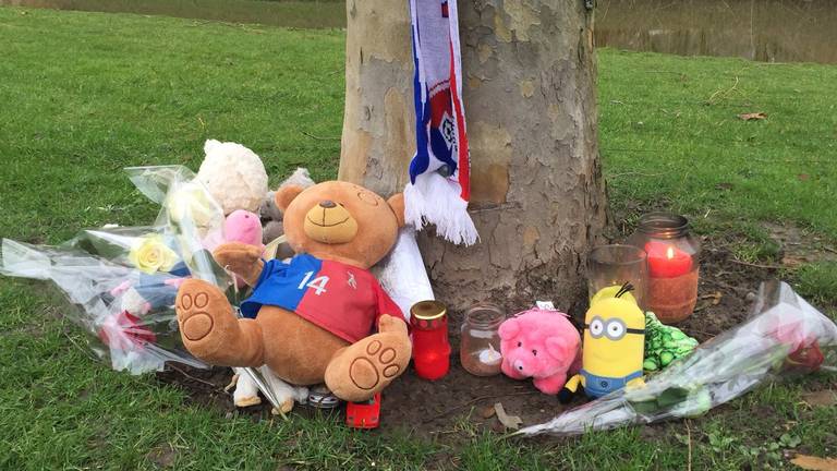 Knuffels en kaarsen bij de plek waar Siem viel, onder een aanhanger terecht kwam en overleed (Foto: Raymond Merkx).