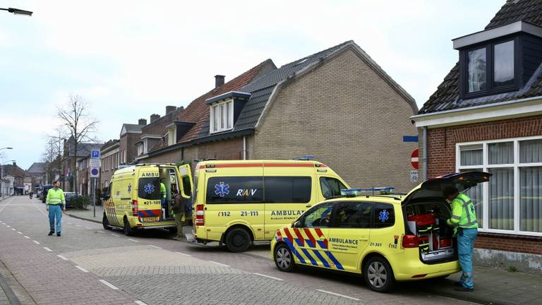 Meerdere ambulances werden opgeroepen. (Foto: Sander van Gils)