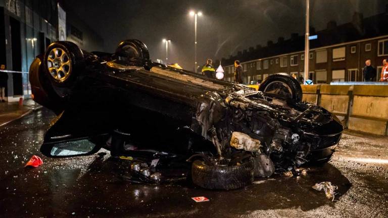 De auto was total loss. (Foto: Jules Vorselaars / Persbureau JV Media)