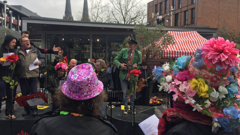 Een serenade op het Pieter Vreedeplein voor bloemenwinkel 't Boeketje eerder dit jaar. (Foto: Imke van de Laar)