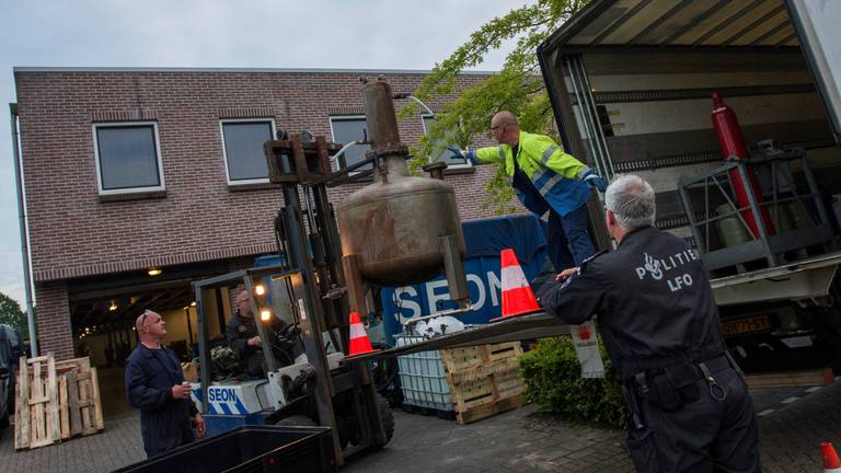 De ketels worden uit het gebouw gehaald (foto: Alexander Vingerhoeds/Obscura-foto)