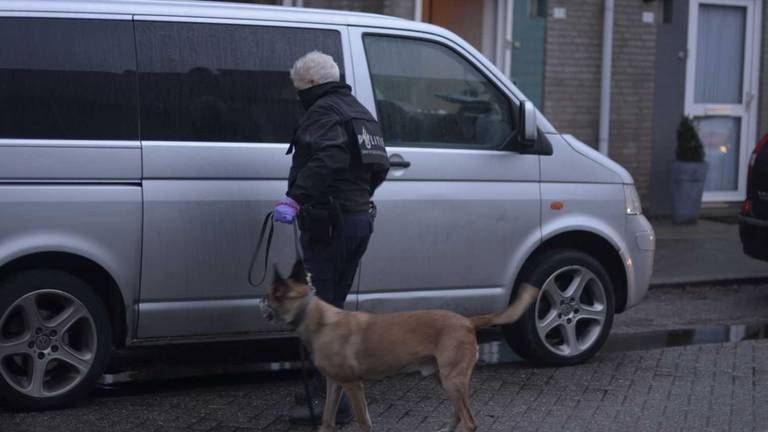 De politie onderzocht meerdere panden tijdens de grote drugsactie (foto: Jeffrey Geurts / Stuve fotografie).