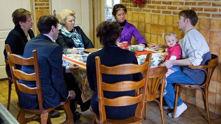 Koningin Beatrix bij Nelly (met het paarse jasje) aan tafel (foto: Rijksvoorlichtingsdienst).