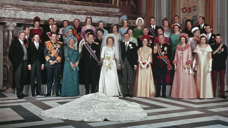 Het huwelijk van prins Claus en prinses Beatrix in 1966. (foto: Wikimedia)