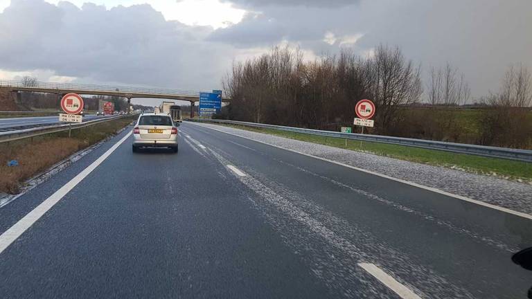 De A59 bij Made kleurt wit door hagel