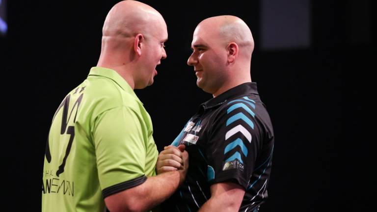 Michael van Gerwen en Rob Cross. (foto: PDC)