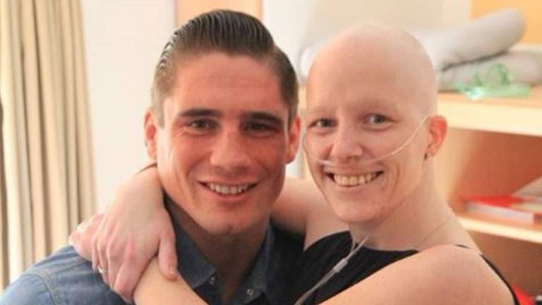 Rico verraste de zieke Manon in het ziekenhuis (foto: Instagram).