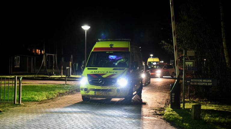 Twee gewonden zijn per ambulance naar het ziekenhuis gebracht. Foto: Toby de Kort