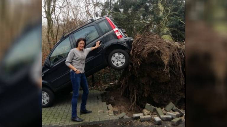 Coby bij haar gelanceerde auto.