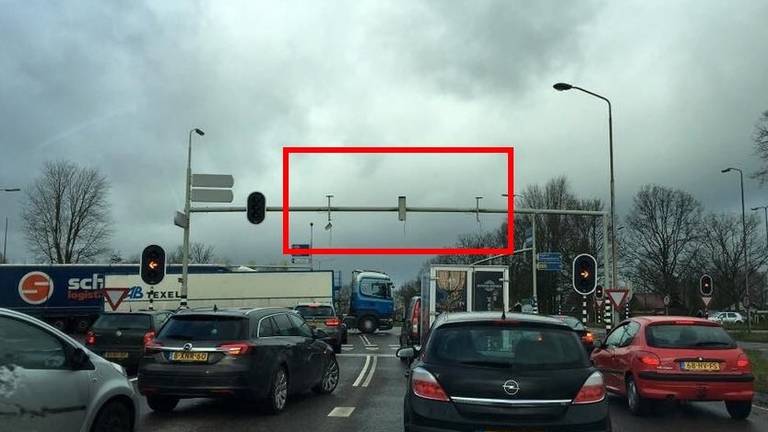 In het rood gemarkeerd door de VID: het weggewaaide verkeerslicht