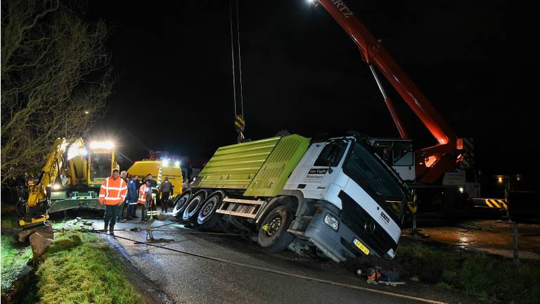 Met behulp van twee hijskranen werd de vrachtwagen bevrijd. (Foto: Toby de Kort)