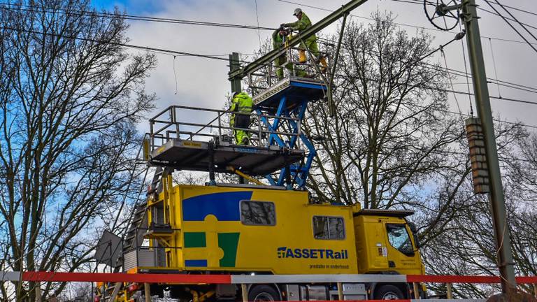 Op het spoor bij Geldrop wordt de bovenleiding hersteld. (Foto: Dave Hendriks / SQ Vision Mediaprodukties)