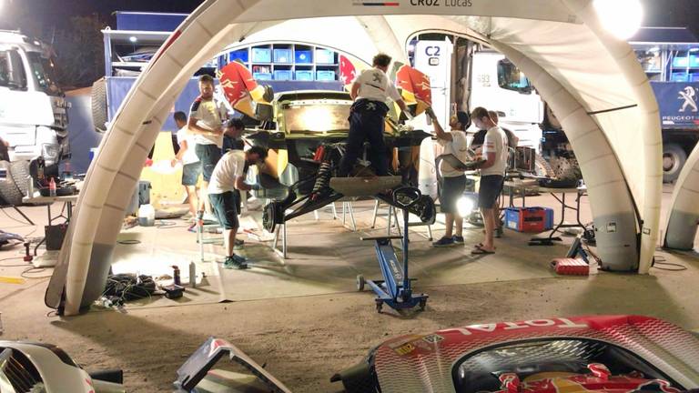 Er is altijd bedrijvigheid in het Dakar-bivak. (Foto: Twan Spierts)