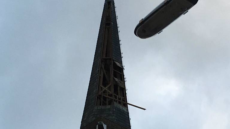 De torenspits had schade na de storm. (Foto: Twitter gemeente Hilvarenbeek)