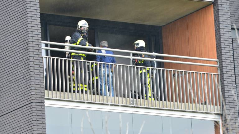 Flatgebouw ontruimd vanwege brand in leegstaand appartement (foto: Perry Roovers/SQ Vision Mediaprodukties).