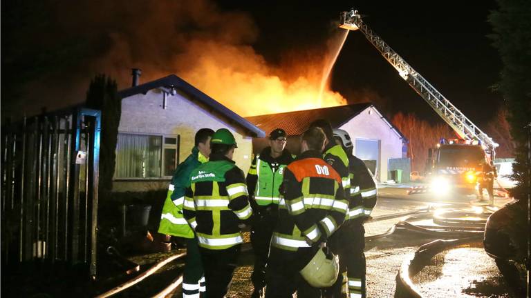 De brand brak rond halfeen uit. (Foto: Marco van den Broek/SQ Vision)