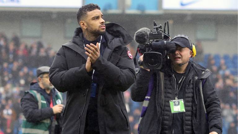 Jürgen Locadia tijdens zijn presentatie bij Brighton& Hove Albion. (Foto: VI Images)