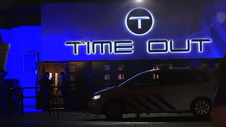 Beveiliger en auto's aangereden bij Time Out (foto: Danny van Schijndel).