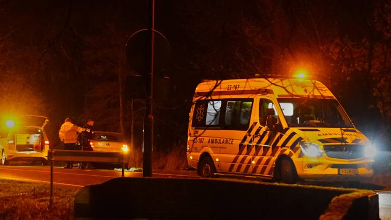 De auto raakte door onbekende reden van de weg. (Foto: Jozef Bijnen / SQ Vision Mediaprodukties)