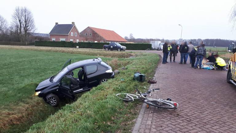 De fietsers zijn met spoed naar het ziekenhuis gebracht. (Foto: Facebookpagina Politieteam Dongemond)