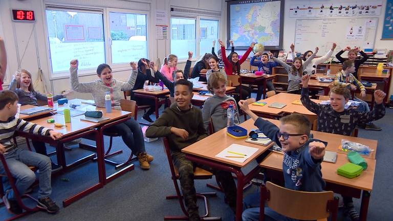 Feest op 'excellente' basisschool De Korenaar in Eindhoven. (Foto: Maarten van den Hoven)