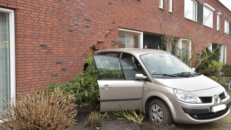 Auto rijdt achteruit tegen gevel (Foto: Tom van der Put)