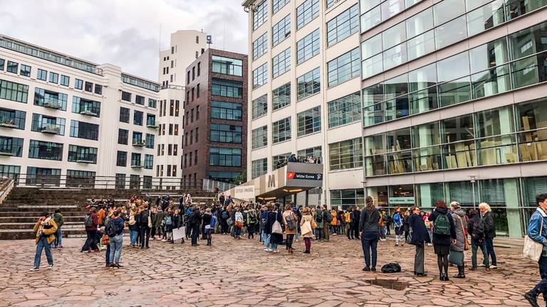 Korte ontruiming van de Design Academie na een brand in de afzuiging van de Eindhovense  opleiding.  (Foto:SQ Vision Mediaprodukties)