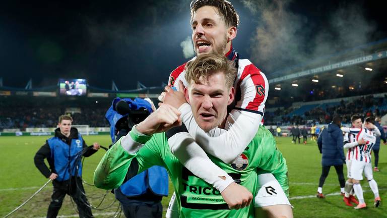 Keeper Branderhorst stopte de vijfde penalty van Roda JC en was de held van de avond. (foto: VI Images)